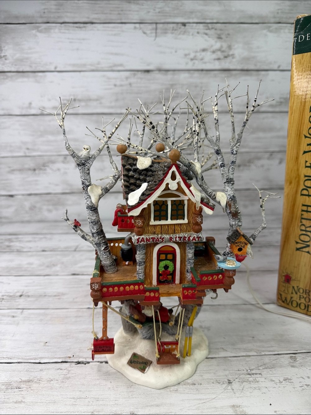 Dept 56 North Pole Woods Santa's Retreat 56883 Treehouse READ DETAILS